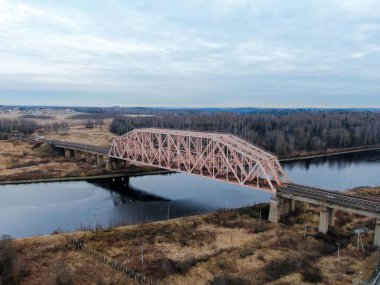 Nehir üzerindeki demiryolu köprüsünün hava manzaralı manzarası. İnsansız hava aracıyla güzel doğal manzara