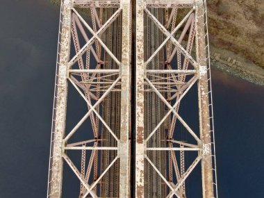 Nehir üzerindeki demiryolu köprüsünün hava manzaralı manzarası. İnsansız hava aracıyla güzel doğal manzara