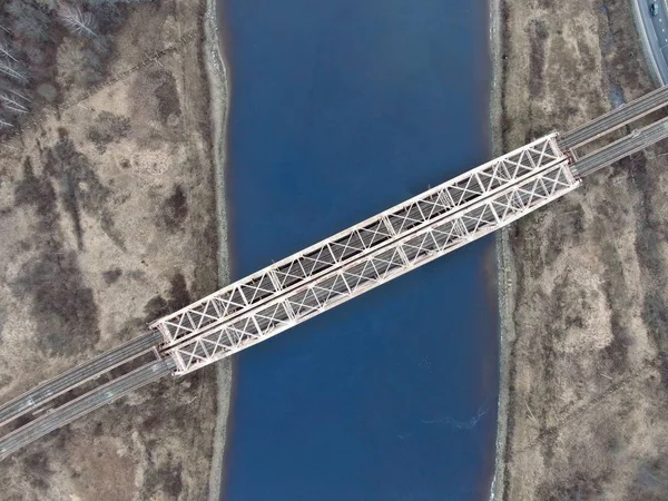 Luftaufnahme Der Eisenbahnbrücke Über Den Fluss Schöne Naturlandschaft Mit Drohne — Stockfoto