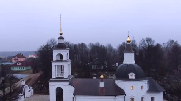 Luchtfoto Vlucht Tussen Torens Van Een Oude Kerk Omgeven Door — Stockvideo