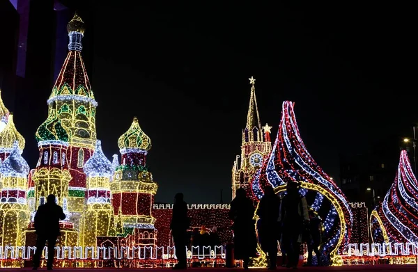 Черные Силуэты Людей Среди Ярких Огней Рождественских Уличных Пейзажей Ночная — стоковое фото