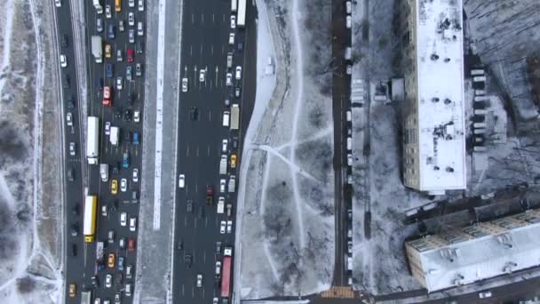 Voo Visão Aérea Drone Sobre Nuvens Com Rastreamento Carros Movimento — Vídeo de Stock