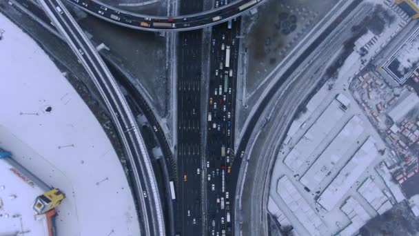 在莫斯科高速高速公路上 无人驾驶飞机在云层上空盘旋 跟踪着行驶中的汽车 摄像机朝下了 — 图库视频影像