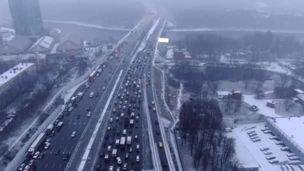 モスクワの高速道路上の移動車の追跡と雲の上のドローンの空中ビューフライト カメラを下に向け — ストック動画