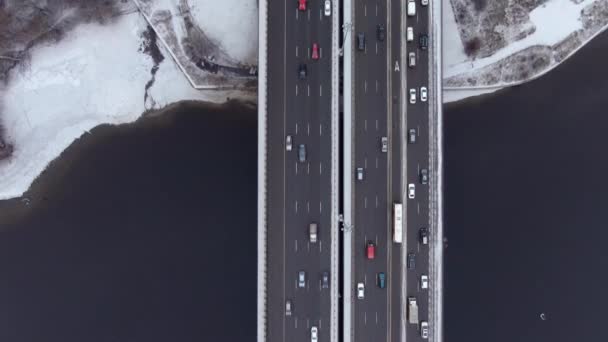 Flygfoto Flygning Drönare Över Moln Med Spårning Rörliga Bilar Höghastighetsvägen — Stockvideo