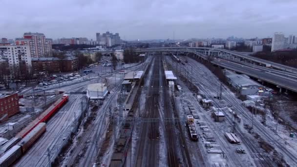 Drohnenflug im Zentrum Moskaus über eine viel befahrene Hochgeschwindigkeitsstraße mit Autos und Eisenbahn — Stockvideo