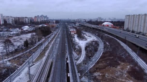 Voo de visão aérea de drone no centro de Moscou sobre uma estrada movimentada de alta velocidade com carros e ferrovias — Vídeo de Stock