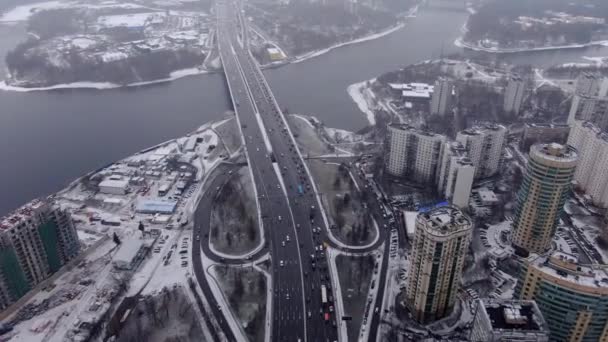 Αεροφωτογραφία πτήση drone πάνω από τα σύννεφα με την παρακολούθηση των κινούμενων αυτοκινήτων στον αυτοκινητόδρομο υψηλής ταχύτητας στη Μόσχα — Αρχείο Βίντεο