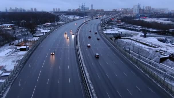 Drohnenflug im Zentrum Moskaus über eine viel befahrene Hochgeschwindigkeitsstraße mit Autos — Stockvideo