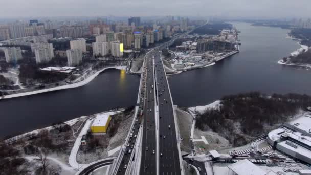 Політ повітряного огляду безпілотного літального апарату над хмарами з відстеженням руху автомобілів на високошвидкісній автомагістралі в Москві. — стокове відео