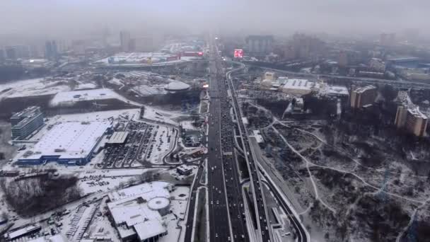 Drohnenflug über Wolken mit Verfolgung fahrender Autos auf der Hochgeschwindigkeits-Autobahn in Moskau — Stockvideo