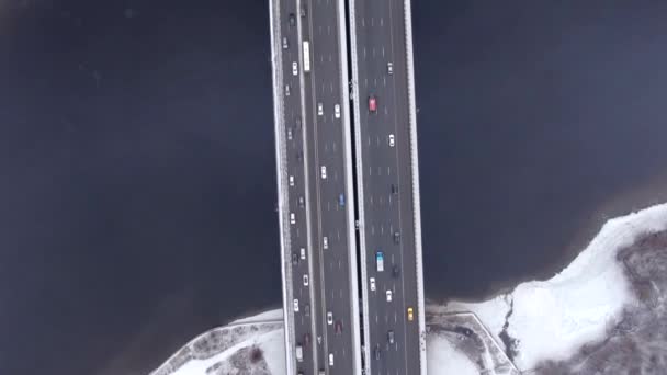 Flygfoto flygning av drönare över moln med spårning av rörliga bilar på höghastighetsvägen i Moskva — Stockvideo