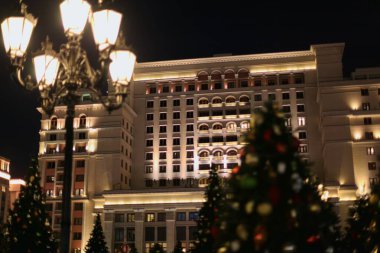 Moskova Kremlin 'inin arka planında sokaktaki Noel süsleri. Manezhnaya Meydanı 