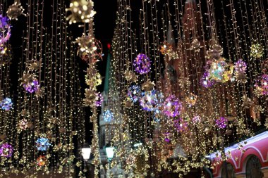 Moskova Kremlin 'inin arka planında sokaktaki Noel süsleri. Manezhnaya Meydanı 