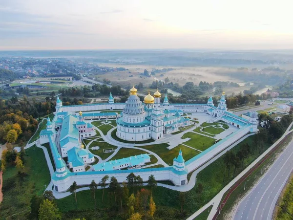 Повітряний вид з Новієрусімського монастиря на пекло. Величні російські міста для подорожей. — стокове фото