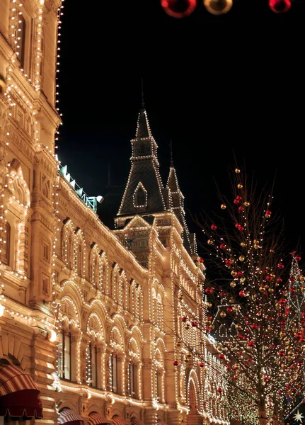 Décorations de Noël dans la rue sur le fond du Kremlin de Moscou. Place Manezhnaya — Photo