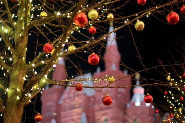 Decorazioni natalizie sulla strada sullo sfondo del Cremlino di Mosca. Piazza Manezhnaya — Foto Stock