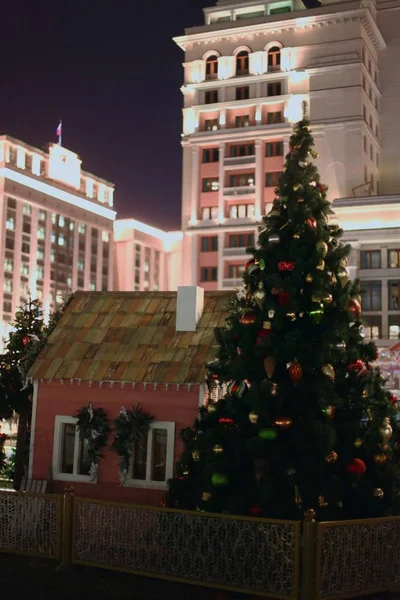 Decorações de Natal na rua no fundo do Kremlin de Moscou. Praça Manezhnaya — Fotografia de Stock