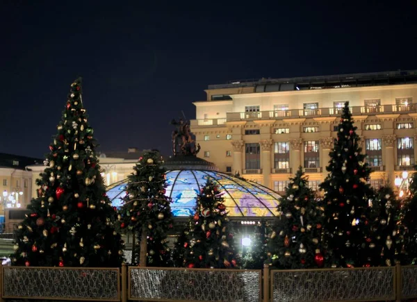 Moskova Kremlin 'inin arka planında sokaktaki Noel süsleri. Manezhnaya Meydanı — Stok fotoğraf