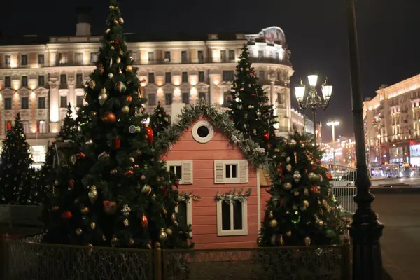 Kerstversiering op straat op de achtergrond van het Moskou Kremlin. Manezjnaja-plein — Stockfoto