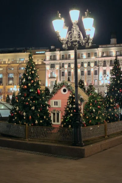 Decorazioni natalizie sulla strada sullo sfondo del Cremlino di Mosca. Piazza Manezhnaya — Foto Stock