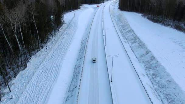 Lotu Ptaka Widać Samotny Samochód Jadący Leśną Śnieżną Drogą Świcie — Wideo stockowe