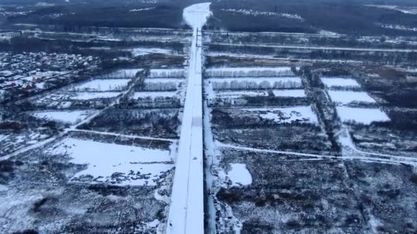 Widok Powietrza Latający Dronem Nad Śnieżną Szybką Drogą Mostem Nad — Wideo stockowe