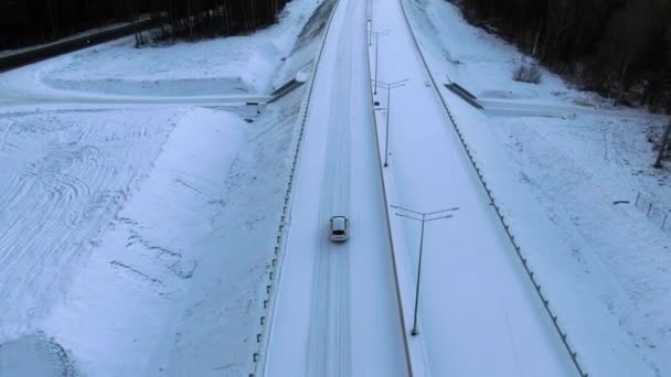 Lotu Ptaka Widać Samotny Samochód Jadący Leśną Śnieżną Drogą Świcie — Wideo stockowe