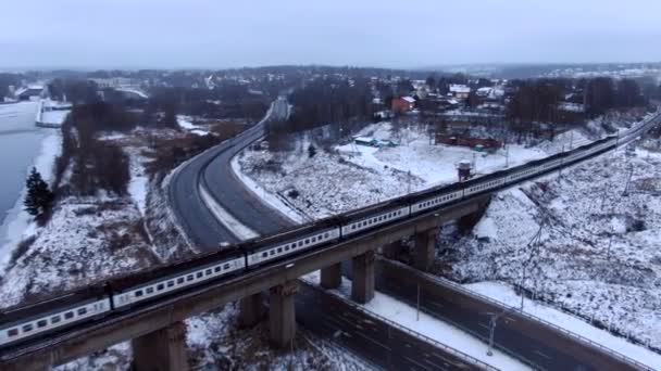 Воздушный Обзор Беспилотника Железнодорожным Поездом Движущимся Мосту Через Замерзающую Реку — стоковое видео