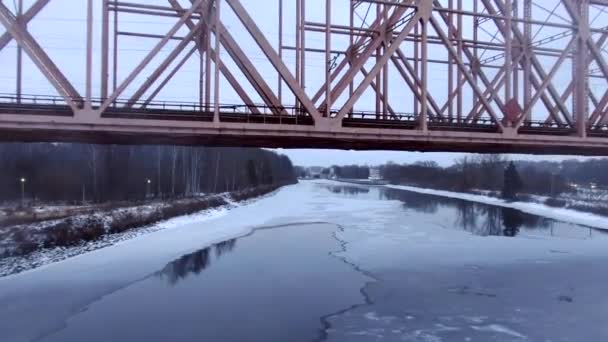 Vue aérienne, pont ferroviaire par drone au-dessus d'une rivière gelée. Beau paysage panoramique de la nature hivernale 