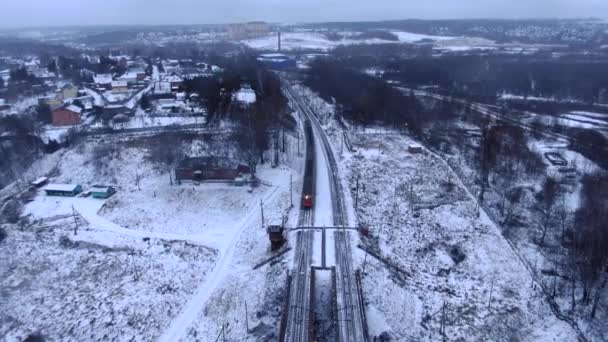 Воздушный Обзор Беспилотника Железнодорожным Поездом Движущимся Мосту Через Замерзающую Реку — стоковое видео
