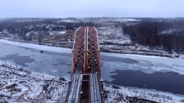 Vista Aerea Drone Sparato Ponte Ferroviario Sul Fiume Ghiacciato Bellissimo — Video Stock