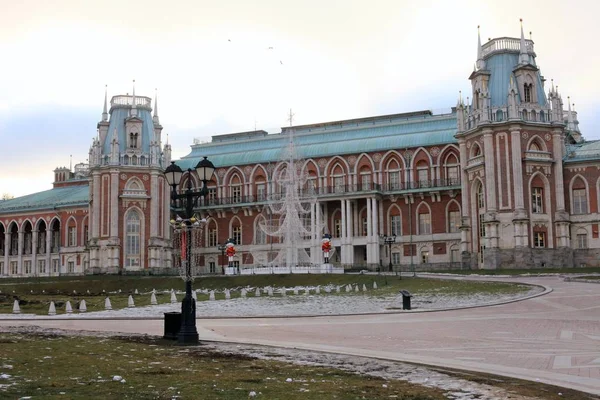 Starożytny Zabytkowy Budynek Parku Miejskim Moskwa Jesienią Piękny Krajobraz Miejscowości — Zdjęcie stockowe