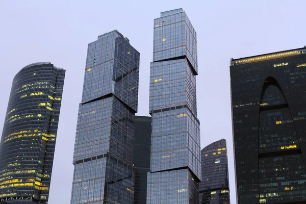 Torres Modernos Centros Negócios Arranha Céus Feitos Vidro Concreto Contra — Fotografia de Stock