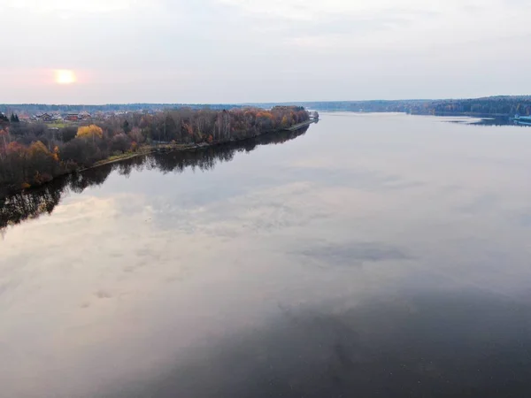 Uitzicht vanuit de lucht op het landschap is een prachtige rivier bij zonsondergang in de zomer bij helder weer. — Stockfoto