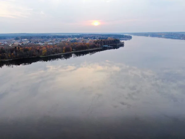 Vue aérienne du paysage est une belle rivière au coucher du soleil en été par temps clair . — Photo