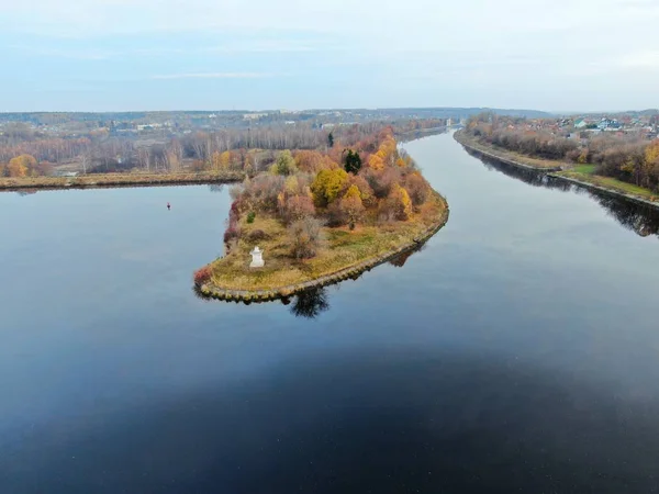 Flygfoto över landskapet är en vacker flod vid solnedgången på sommaren i klart väder. — Stockfoto