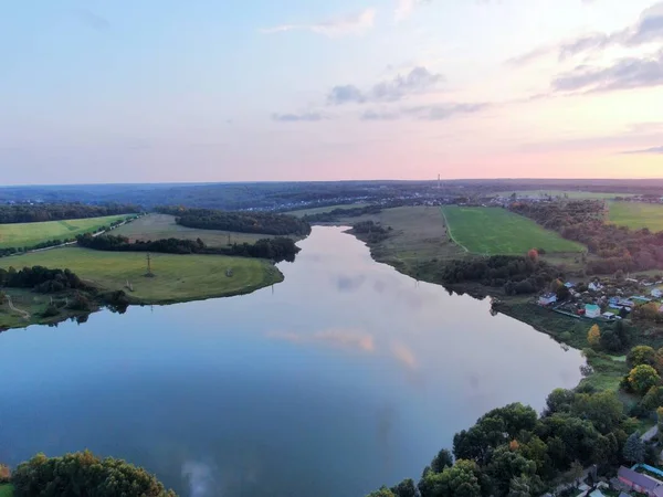 Vista aérea del paisaje es un hermoso río al atardecer en verano en tiempo claro . —  Fotos de Stock