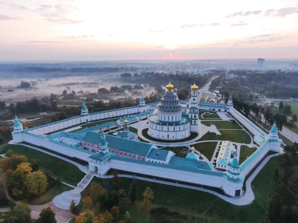 Повітряний вид з Новієрусімського монастиря на пекло. Величні російські міста для подорожей. — стокове фото