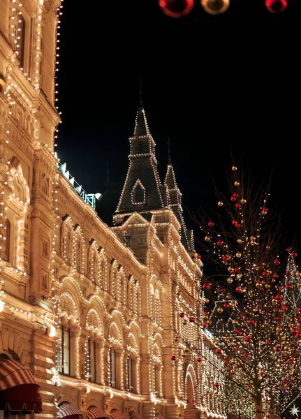 Kerstversiering op straat op de achtergrond van het Moskou Kremlin. Manezjnaja-plein — Stockfoto