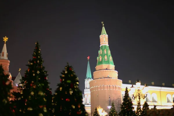 Decoraciones navideñas en la calle en el fondo del Kremlin de Moscú. Plaza Manezhnaya —  Fotos de Stock