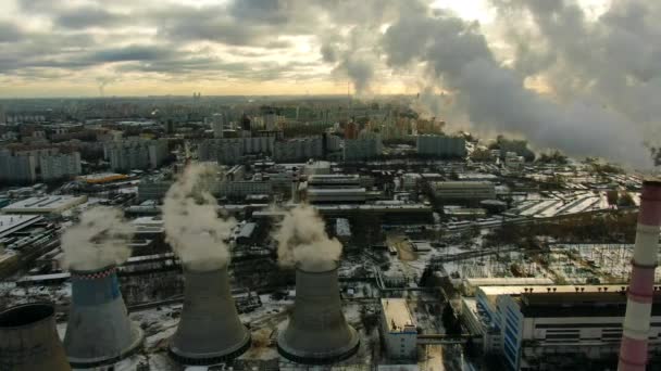 Vista Aérea Fumaça Estacas Planta Poluindo Metrópole Dia Ensolarado Inverno — Vídeo de Stock