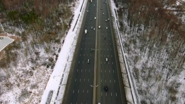 Luchtzichtvlucht Hogesnelheidsweg Met Rijdende Auto Door Het Bos Ijskoude Winterdag — Stockvideo