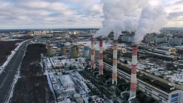 Vista Aérea Fumaça Estacas Planta Poluindo Metrópole Dia Ensolarado Inverno — Vídeo de Stock