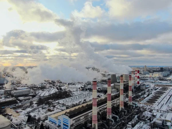 Letecký Pohled Potrubí Závodu Znečišťující Vzduch Metropoli Slunečného Dne Zimě — Stock fotografie