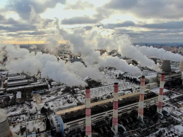 Letecký Pohled Potrubí Závodu Znečišťující Vzduch Metropoli Slunečného Dne Zimě — Stock fotografie