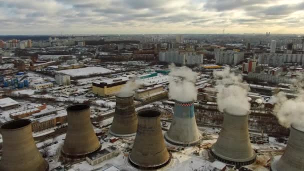 Vista Aérea Fumaça Estacas Planta Poluindo Metrópole Dia Ensolarado Inverno — Vídeo de Stock