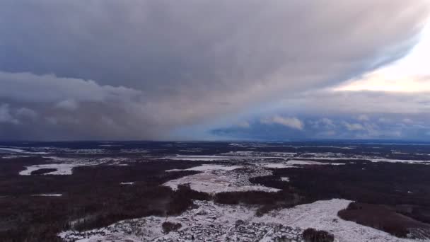 在冬季自然的背景下 从美丽的风景云彩高耸的高空俯瞰全景 — 图库视频影像