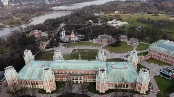 美しい建築物や古代の建物と公共の都市公園を飛んで空中ビュー ドローンからの美しい都市景観 ツァリツィノ モスクワ — ストック動画