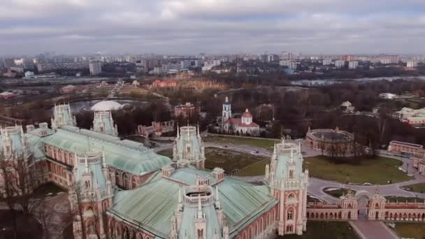 美しい建築物や古代の建物と公共の都市公園を飛んで空中ビュー ドローンからの美しい都市景観 ツァリツィノ モスクワ — ストック動画